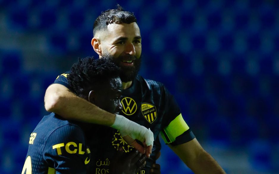 كريم بنزيما يحيي البرتغالي الصغير روجر فرنانديز بعد هدفه الأول في دوري روشن السعودي