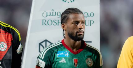 لقطة تجمع فينالدوم أمام اللوحة الإعلانية لمجموعة روشن الراعية لجوائز الشهر