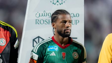 لقطة تجمع فينالدوم أمام اللوحة الإعلانية لمجموعة روشن الراعية لجوائز الشهر