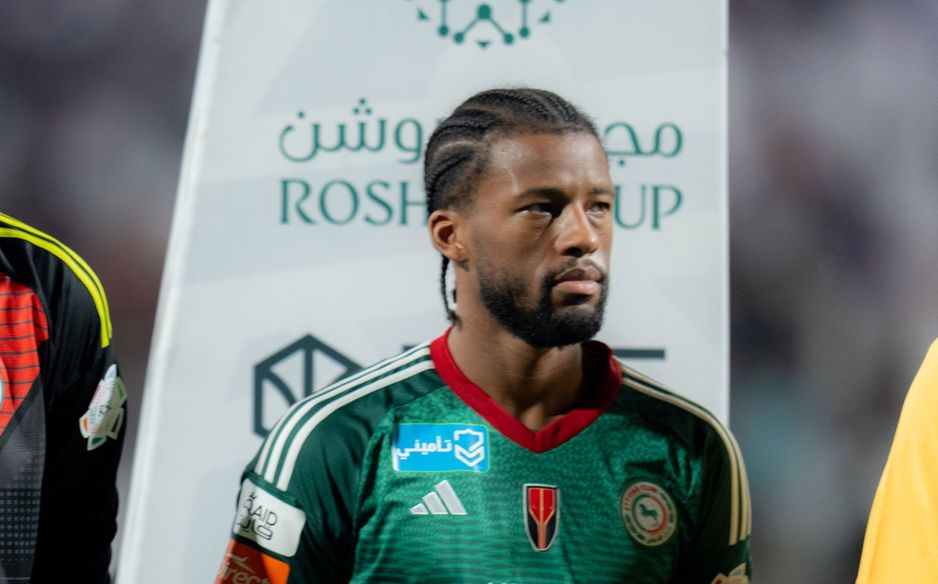 لقطة تجمع فينالدوم أمام اللوحة الإعلانية لمجموعة روشن الراعية لجوائز الشهر