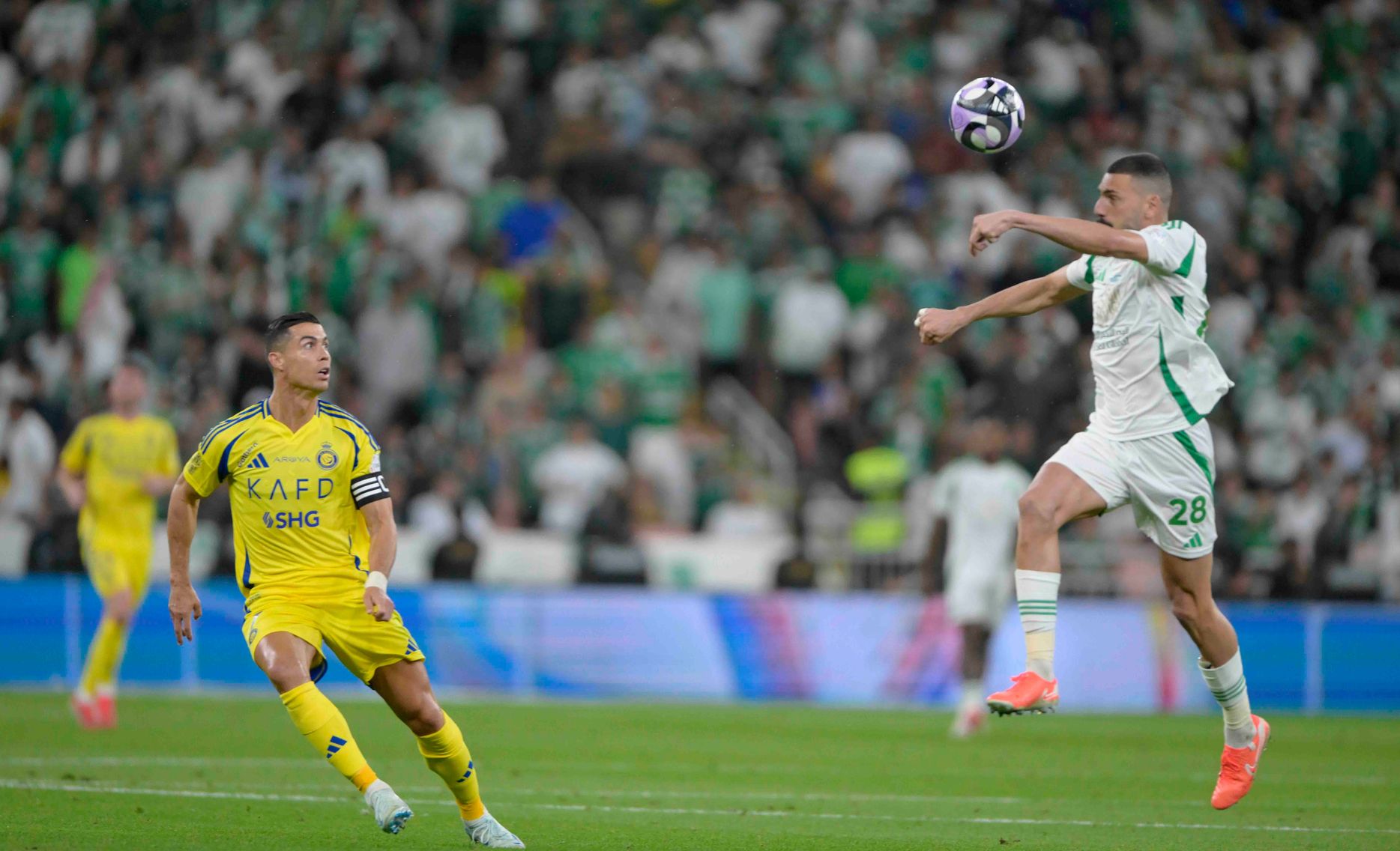 ديميرال يبعد الكرة برأسه قبل أن يصل إليها رونالدو في القمة السابقة بين الأهلي والنصر