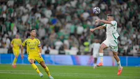 ديميرال يبعد الكرة برأسه قبل أن يصل إليها رونالدو في القمة السابقة بين الأهلي والنصر