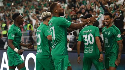 إيفان توني يحتفل وسط زملائه بالهدف الأول في القمة مع الجماهير