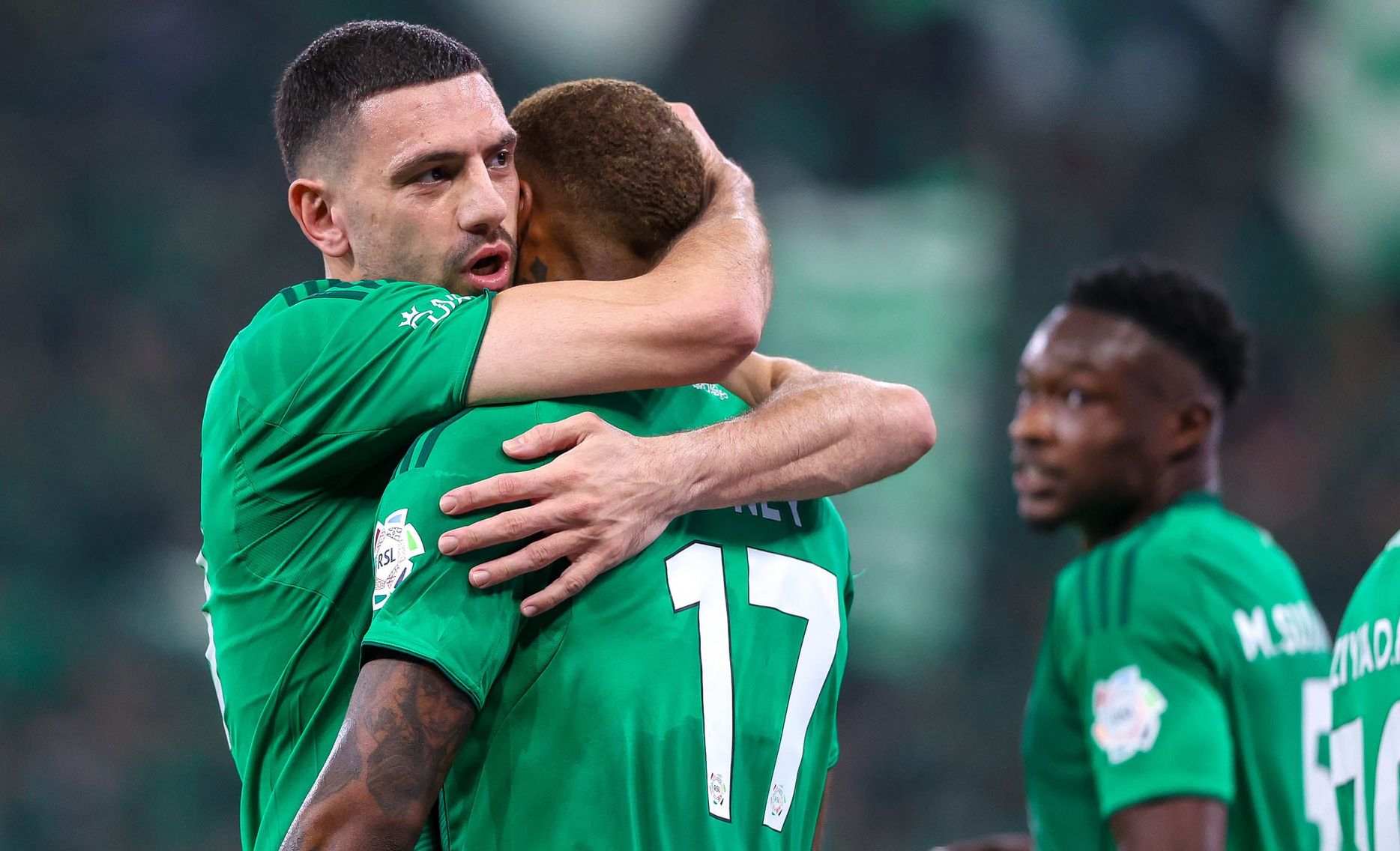 ديميرال يعانق صانع هدفه في مرمى النصر إيفان توني