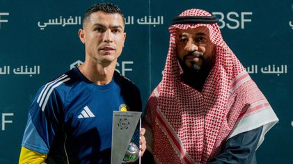 رونالدو متسلمًا جائزة هدف الجولة الـ 11 قبل انطلاق مواجهة الاتفاق والنصر