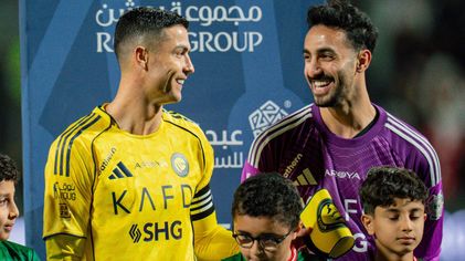 لحظة باسمة بين رونالدو والعقيدي قبل انطلاق مواجهة الاتفاق
