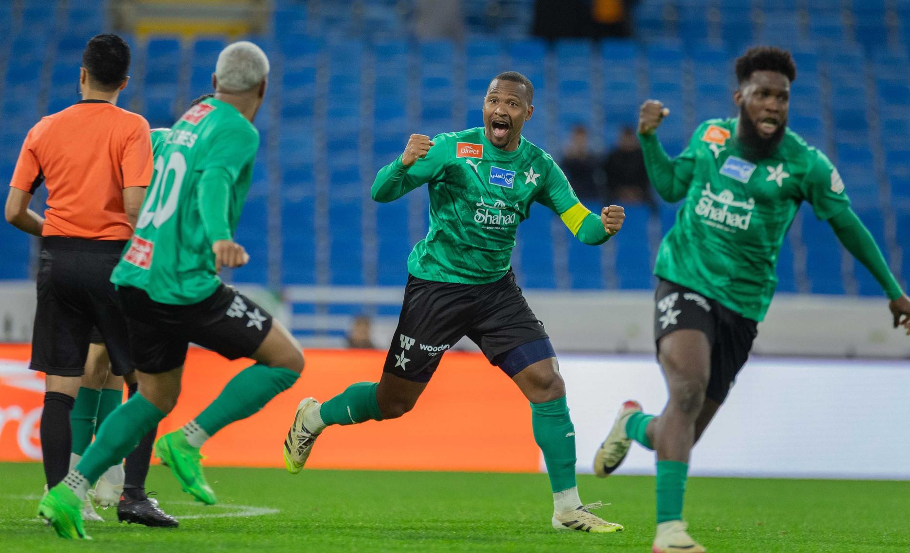 سمير كايتانو وعبد الله هوساوي وديبي فلوريس في قمة الفرح بهدف التعادل في الوقت القاتل