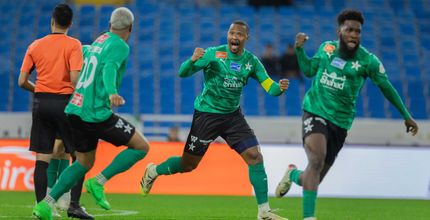 سمير كايتانو وعبد الله هوساوي وديبي فلوريس في قمة الفرح بهدف التعادل في الوقت القاتل