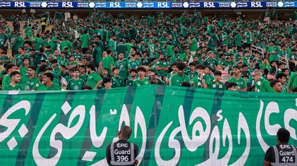 احتشاد جماهير الأهلي دعمًا لفريقهم في القمة