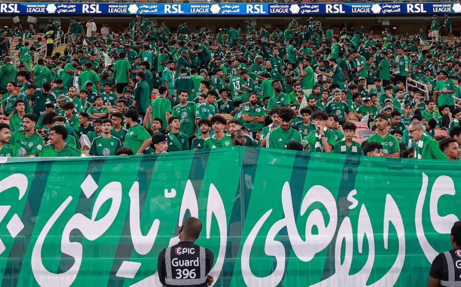 احتشاد جماهير الأهلي دعمًا لفريقهم في القمة