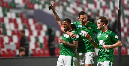 كوكا وميدران يحتفلان مع فينالدوم بعد هدفه الثاني في الأخدود