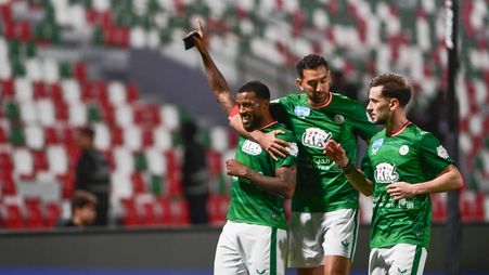 كوكا وميدران يحتفلان مع فينالدوم بعد هدفه الثاني في الأخدود