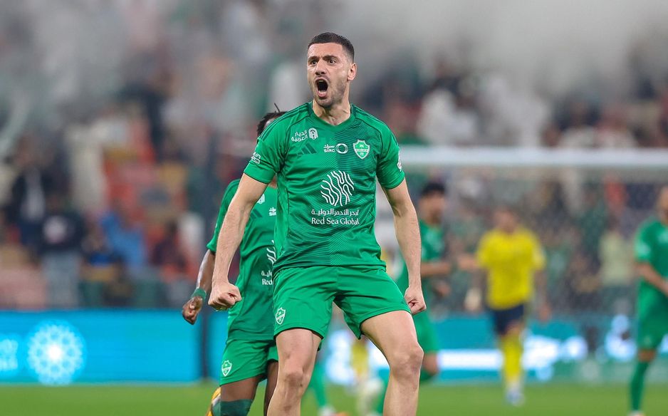 قاد التركي ديميرال فريقه الأهلي لتحقيق أول انتصار على المتصدر فريق النصر