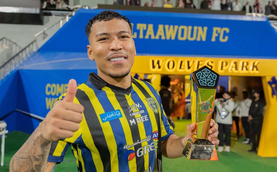 تسبب رجل المباراة مارتينيز بركلة الجزاء التي افتتح بها التسجيل في المباراة