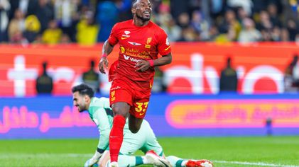 خوليان كينونيس ينقضّ على خطأ نواف العقيدي ليمنح القادسية التقدم بنتيجة 1-0 في ملعب النصر