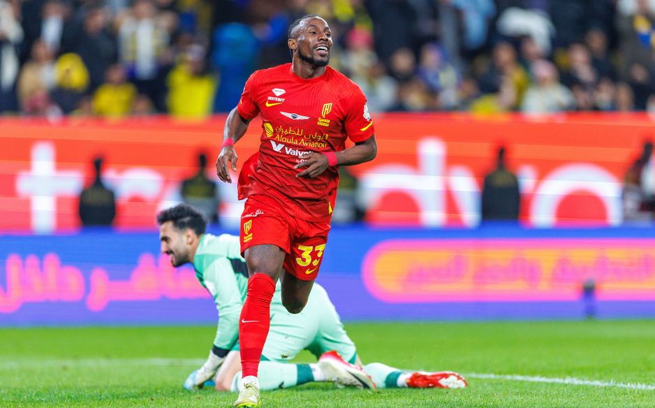 خوليان كينونيس ينقضّ على خطأ نواف العقيدي ليمنح القادسية التقدم بنتيجة 1-0 في ملعب النصر