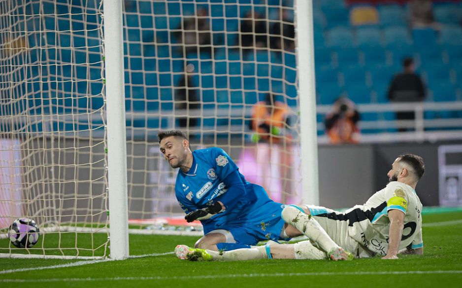 كريم بنزيما لحظة تسجيله الهدف الثاني في مباراة الخلود