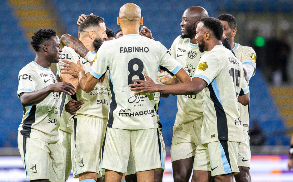 احتفل الاتحاديون بقائدهم بنزيما بعد تسجيله الهاتريك الثاني في الموسم