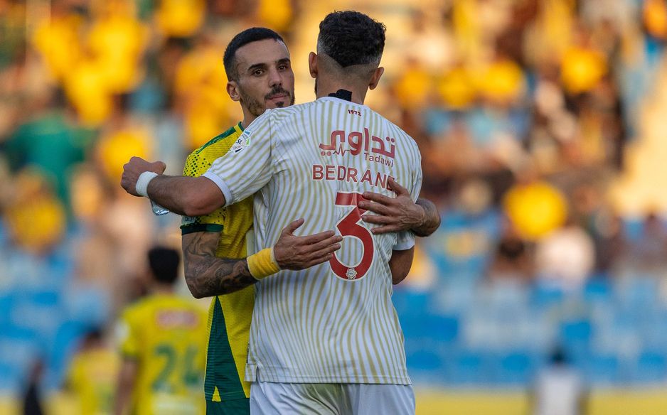 كوربيليس لاعب الخليج يواسي عبد القادر بدران لاعب ضمك بعد تعرضه للبطاقة الحمراء