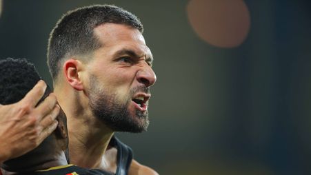 يوان باربيت سجل هدفًا رائعًا في توقيت ثمين قبل نهاية مباراة الرياض والفيحاء