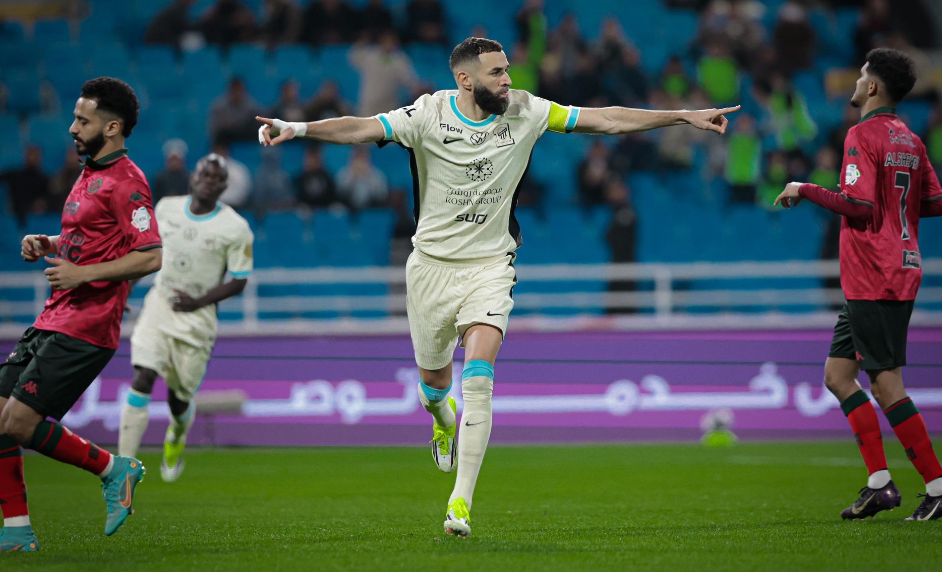 بنزيما يخطف الأضواء بهاتريك ثانٍ هذا الموسم في جولة مثيرة من دوري روشن السعودي