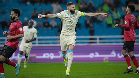بنزيما يخطف الأضواء بهاتريك ثانٍ هذا الموسم في جولة مثيرة من دوري روشن السعودي