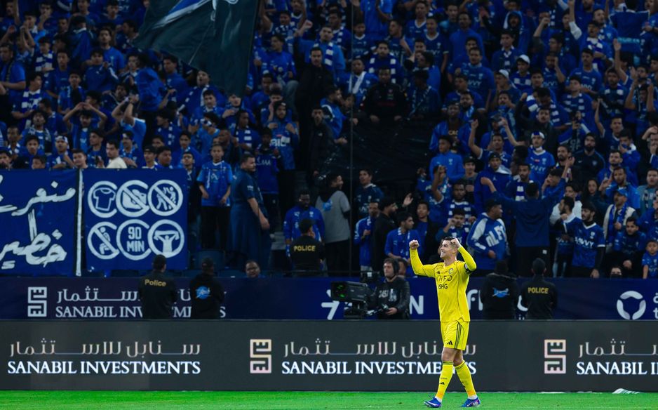 رونالدو محتفلًا بالهدف الأول في ديربي العاصمة وسط ملعب يعج بجماهير الفريقين