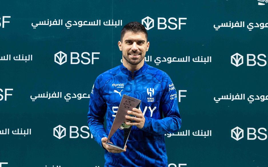 روبن نيفيز متسلمًا جائزة هدف الجولة 14 المقدمة من البنك السعودي الفرنسي BSF قبل انطلاق ديربي العاصمة