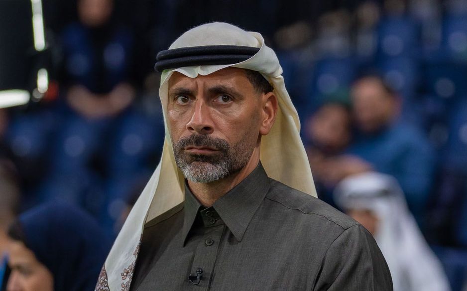ريو فرديناند صخرة دفاع المنتخب الإنجليزي ومانشستر يونايتد التاريخي حضر ديربي العاصمة بالزي السعودي محللًا تلفزيونيًا للقمة