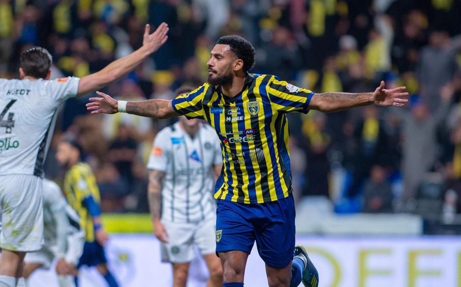 انجيلو فولجيني لاعب التعاون يسجل هدفًا في شباك الشباب