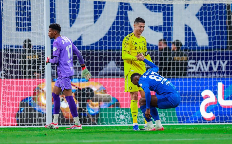 رونالدو ارتكب خطأ على حسان تمبكتي بعد إبعاد الأخير للكرة في الدقيقة الـ 24