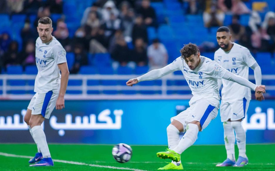 ثيو هيرنانديز لحظة تسديد كرة الهدف الثالث للهلال في مرمى الخلود