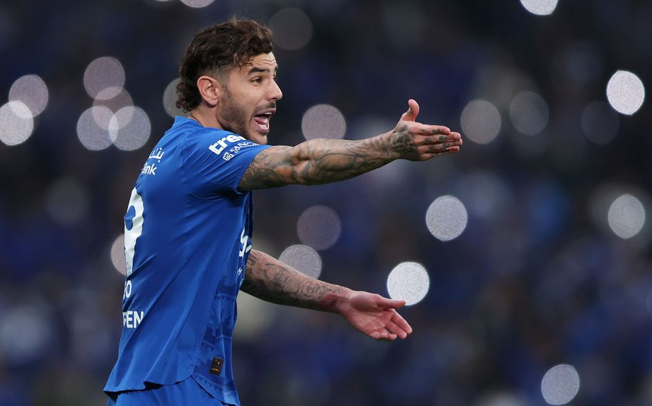 ثيو هيرنانديز مدافع الهلال في الديربي أمام النصر