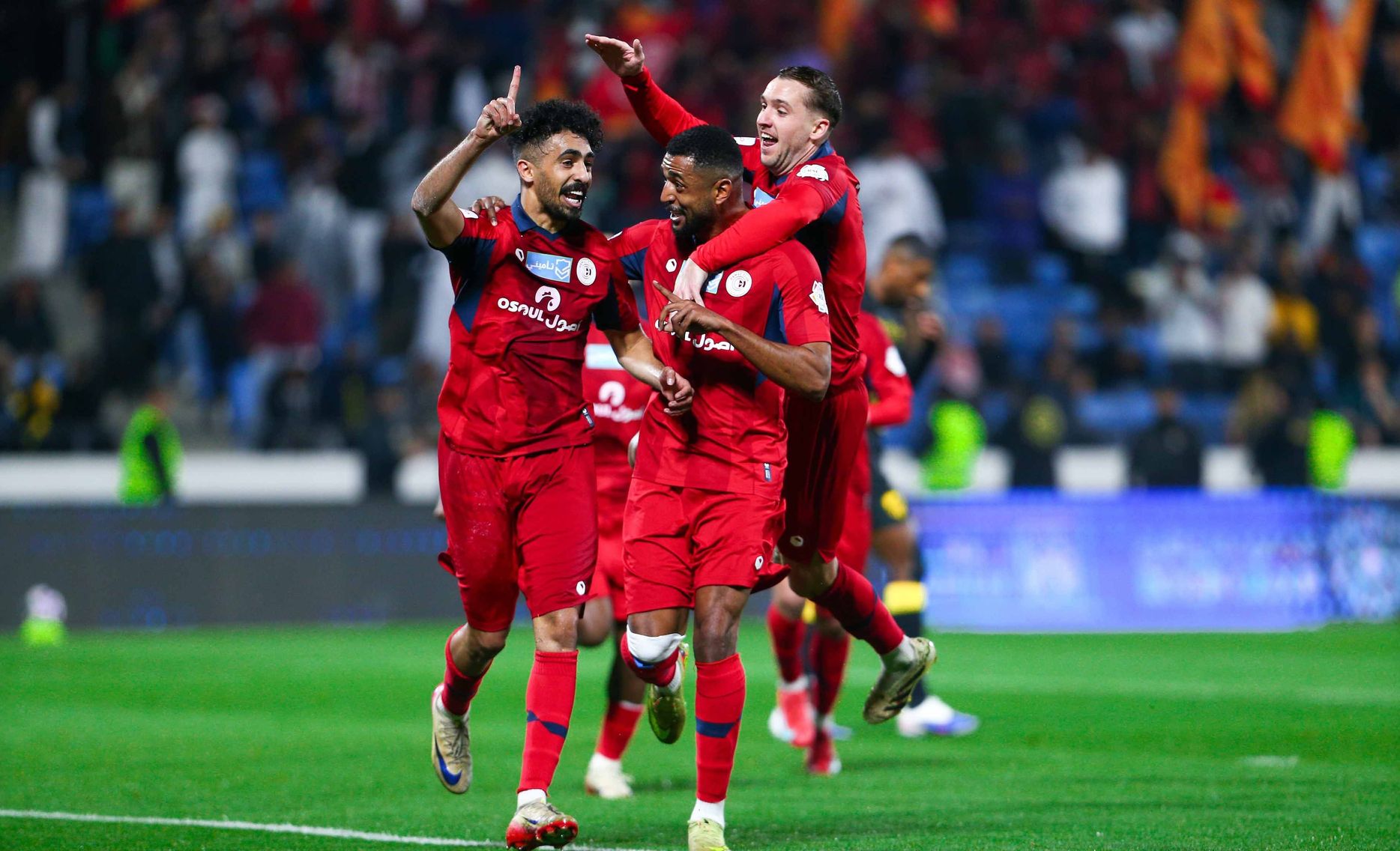 عبد الله القحطاني مع رياض شراحيلي محتفلان بهدفهما المشترك في الاتحاد