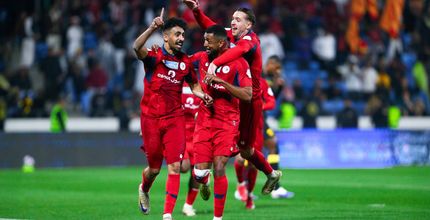 عبد الله القحطاني مع رياض شراحيلي محتفلان بهدفهما المشترك في الاتحاد