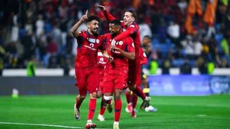 عبد الله القحطاني مع رياض شراحيلي محتفلان بهدفهما المشترك في الاتحاد