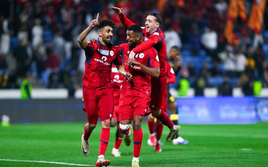 عبد الله القحطاني مع رياض شراحيلي محتفلان بهدفهما المشترك في الاتحاد