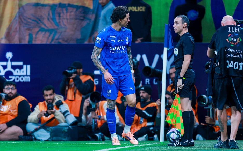 Al Hilal striker Darwin Nunez confronts official during Capital Derby v Al Nassr