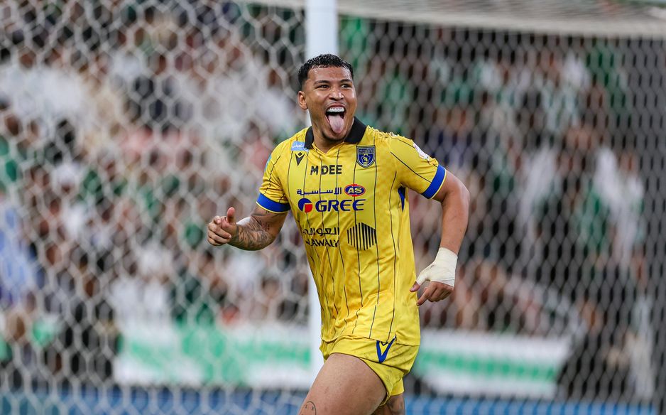 Al Taawoun's Roger Martinez nets penalty at Al Ahli