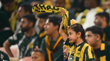 طفلة تلوح بمعطف الاتحاد في مباراة الاتفاق