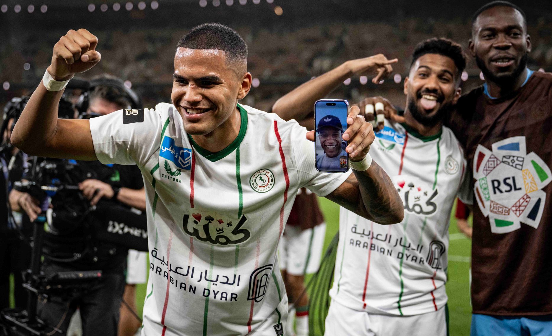 من احتفالات جواو كوستا وخالد الغنام بعد الانتصار على الاتحاد