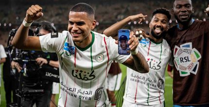 من احتفالات جواو كوستا وخالد الغنام بعد الانتصار على الاتحاد