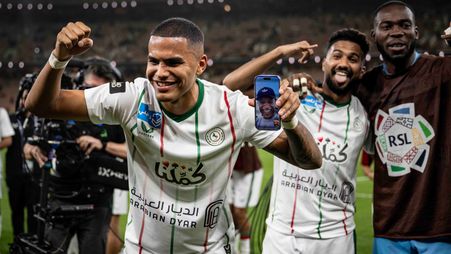 من احتفالات جواو كوستا وخالد الغنام بعد الانتصار على الاتحاد