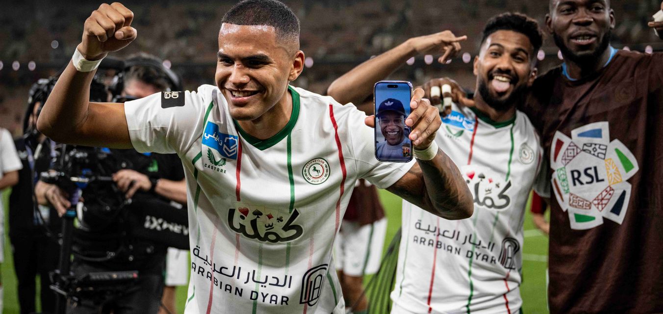 من احتفالات جواو كوستا وخالد الغنام بعد الانتصار على الاتحاد