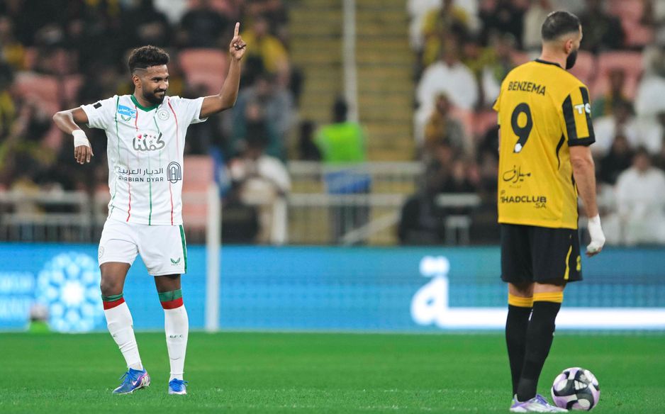 للمصادفة أشار خالد الغنام باصبعه حينما كان بنزيما صاحب الاحتفالية الشهيرة إلى جانبه