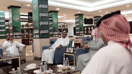 زيارة الرئيس والرئيس التنفيذي لنادي الاهلي٢ copy