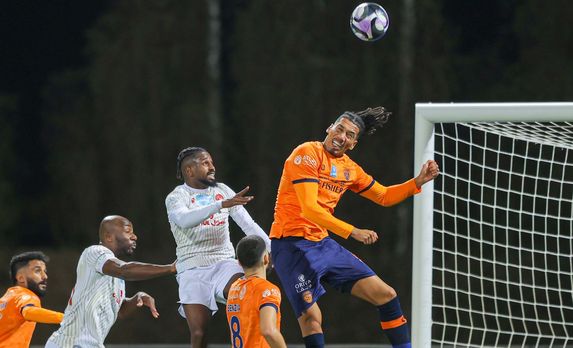 الإنجليزي كريس سمولينغ يسبق سنوسي هوساوي إلى الكرة