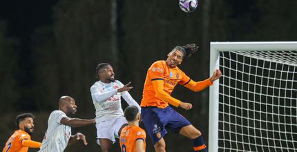 الإنجليزي كريس سمولينغ يسبق سنوسي هوساوي إلى الكرة