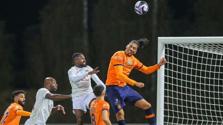 الإنجليزي كريس سمولينغ يسبق سنوسي هوساوي إلى الكرة