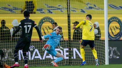 لحظة دخول كرة بالعبيد الخاطئة لمرمى الحارس غروهي